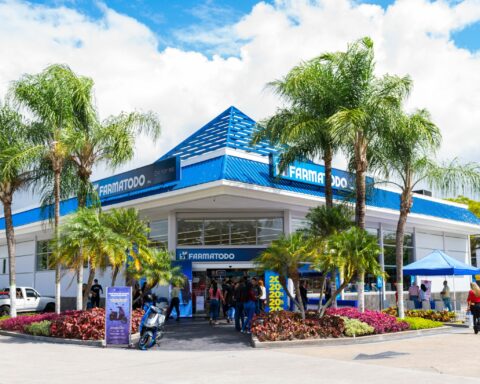 Blue Farmatodo storefront with palm trees and a clear sky, customers outside the entrance on a sunny day