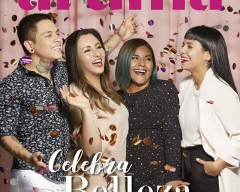 Group of four women smiling and posing with confetti against a pink backdrop, celebrating beauty with the words 'Celebra Belleza' and brand 'aruma.pe' visible.